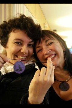 Que ponga verde a Podemos y no significa que no me pueda ir vinos con sus feministas, porque nosotras lo valemos y estamos por encima de enfrentamientos machos. María del Río es una de las muchísmas feministas potentes que luchan porque la voz de las mujeres se abra paso en las nuevas opciones políticas.