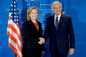 Aquí ya es Secretaría de Estado, saluda con un apretón de manos ¿Os imagináis que diera dos besos?