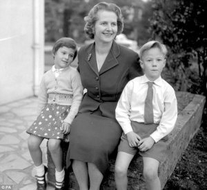 Margaret Thatcher con sus hijos. Fuente: www.dailymail.co 