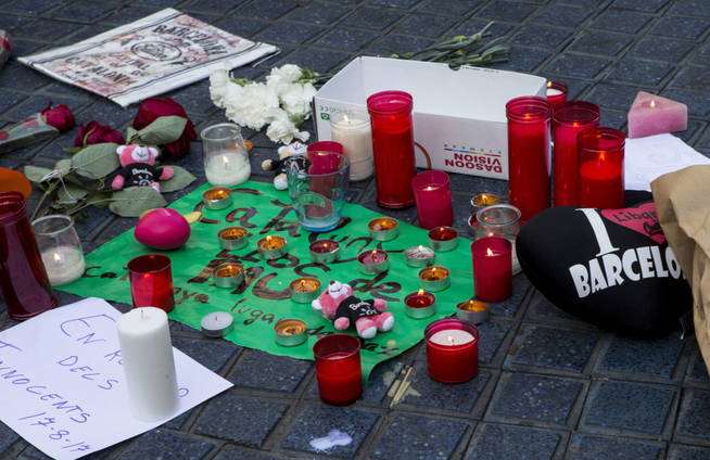 gra038-barcelona-18-08-2017-varias-transeuntes-han-empezado-a-depositar-mensajes-y-velas-en-el-mosaico-de-miro-en-las-ramblas-de-barcelona-despues-del-atentado-ocurrido-ayer-por-la-tarde